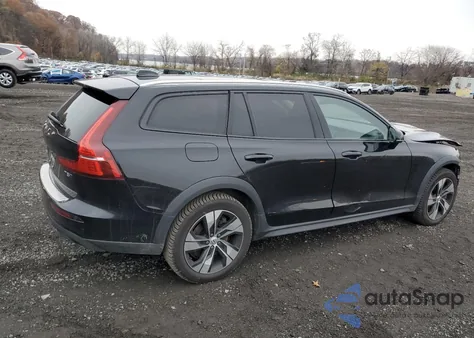 2020 Volvo V60 Cross Country T5 Momentum z USA, uszkodzony, nr VIN YV4102WK9L1045717